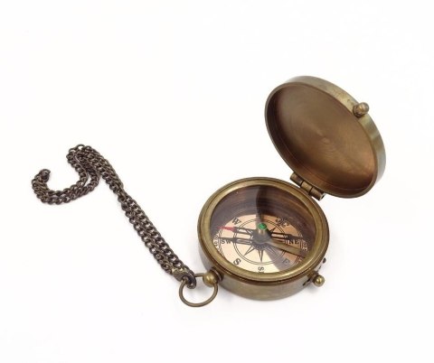 Zamykany kompas z łańcuszkiem w skórzanym etui C-64